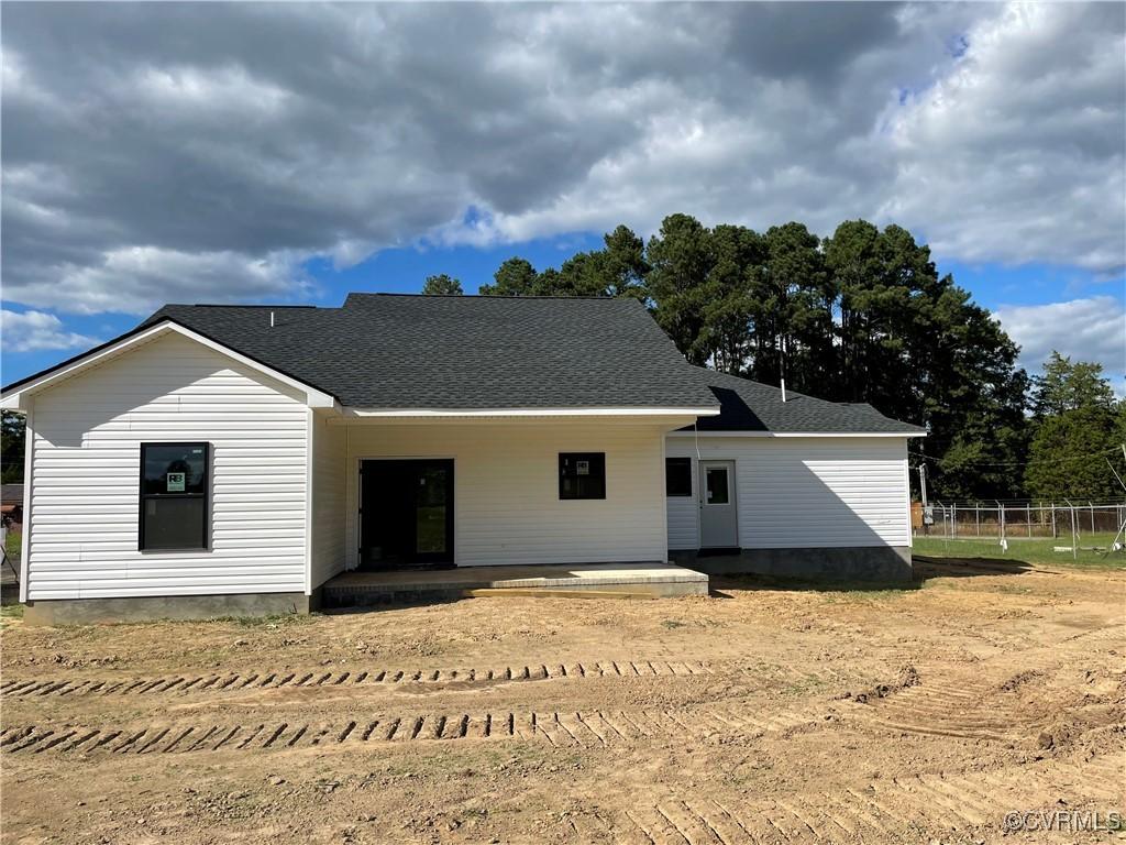 275 Everetts Lake Rd, Emporia, VA 23847 - view of front facade with a shingled roof and fence