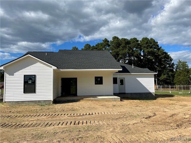 275 Everetts Lake Rd, Emporia, VA 23847 - view of front facade with a shingled roof and fence