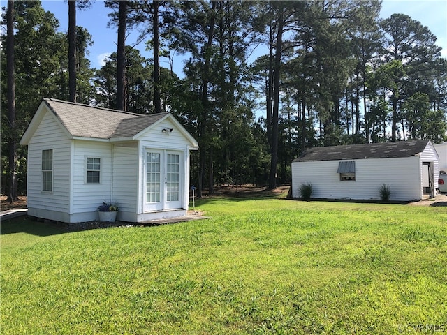 view of yard featuring an outdoor structure