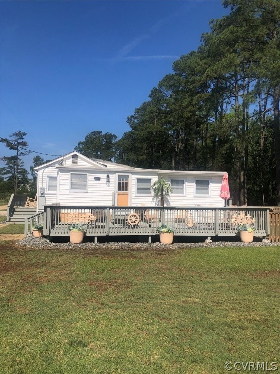 view of front of house featuring a wooden deck and a front lawn