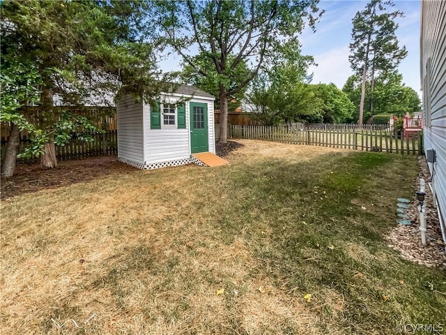 view of yard featuring an outbuilding