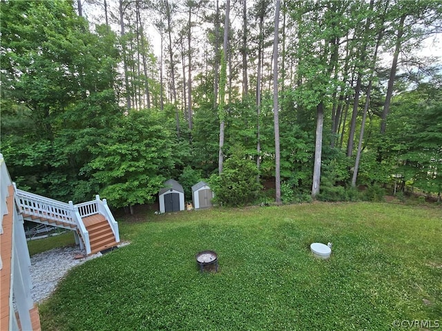 view of yard featuring a shed