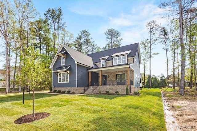 craftsman-style house featuring a porch and a front lawn