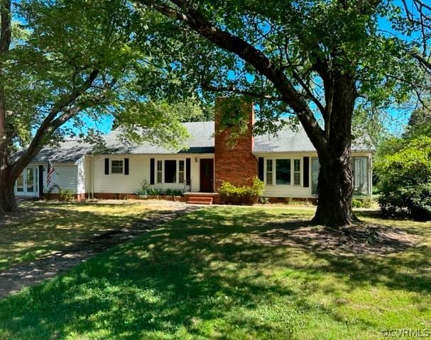 view of front of home with a front lawn