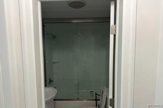 bathroom with tub / shower combination