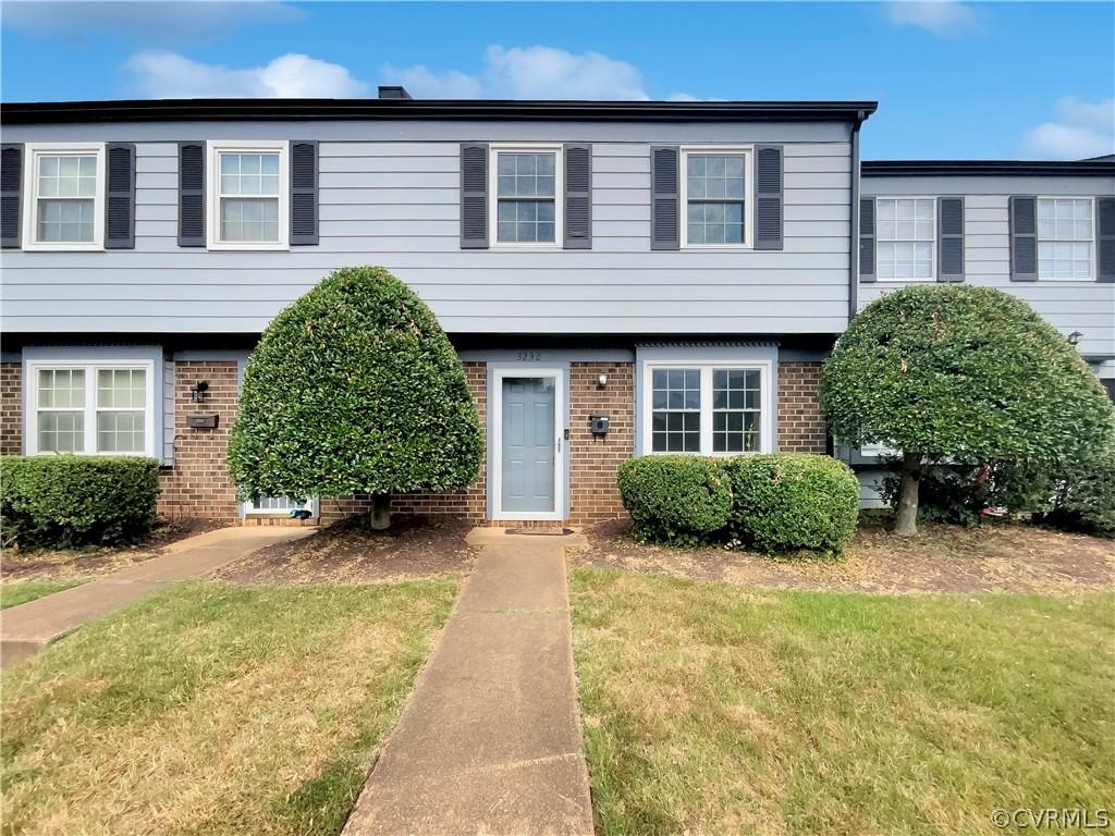 view of front of home featuring a front yard