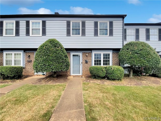 view of front of home featuring a front yard