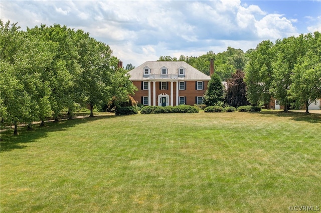 colonial house featuring a front lawn