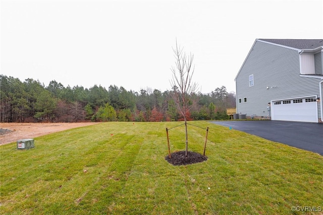 view of yard with a garage