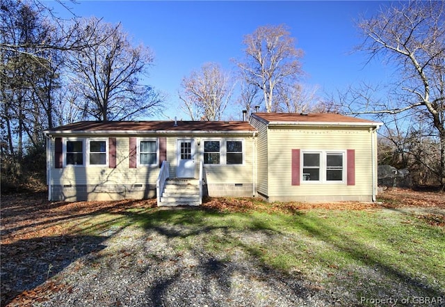 single story home with a front lawn