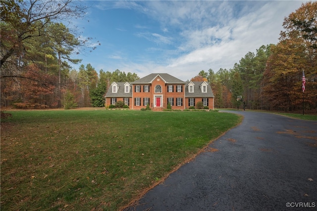 view of front facade with a front yard