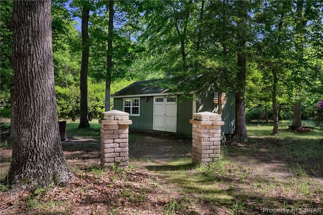 view of yard featuring a storage unit