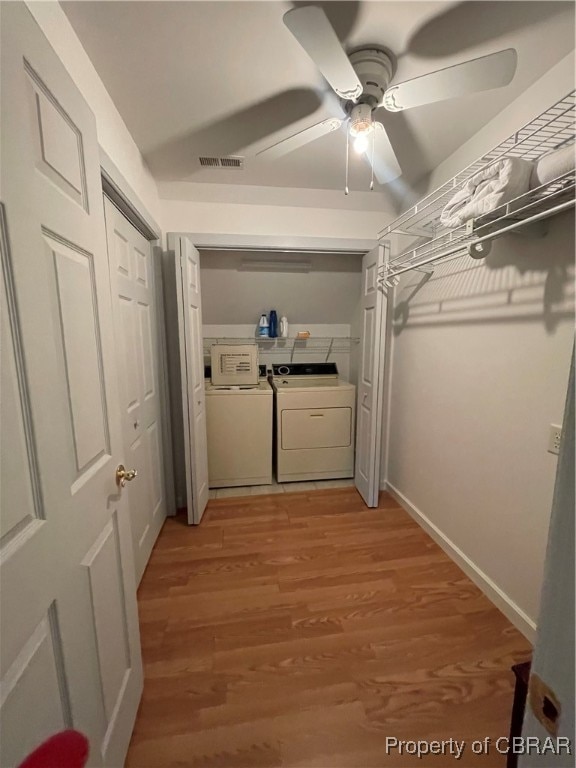 washroom with washing machine and dryer, hardwood / wood-style flooring, and ceiling fan