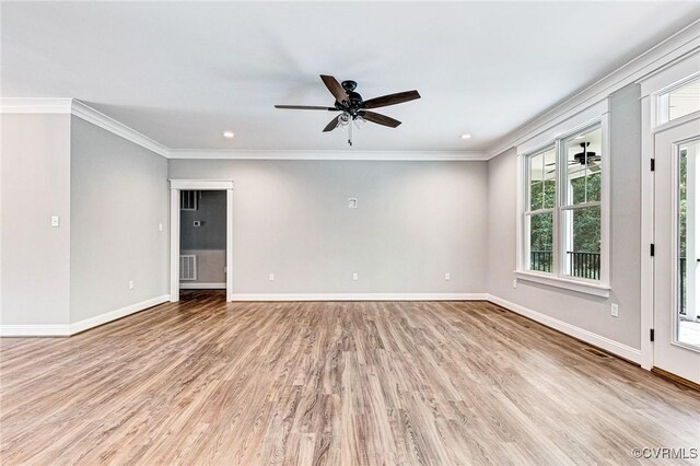 empty room featuring light wood-type flooring, ornamental molding, and ceiling fan