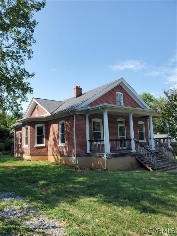 view of front facade with a porch and a front yard