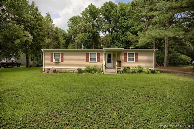 manufactured / mobile home featuring a front lawn