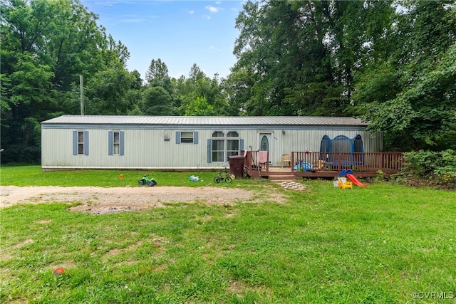 view of front of home featuring a wooden deck and a front yard