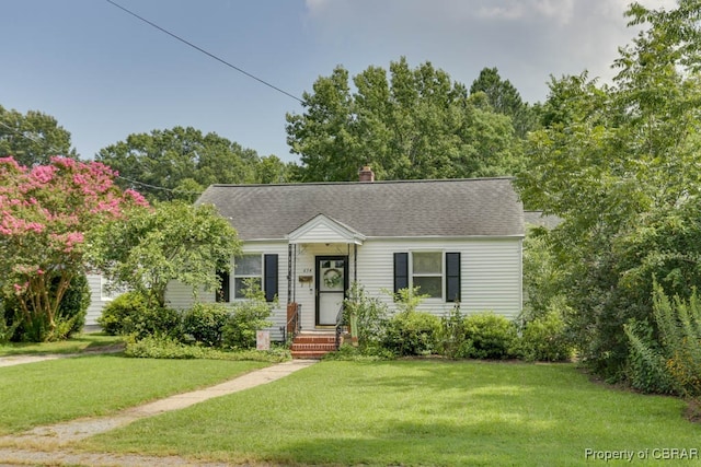 view of front of home featuring a front lawn