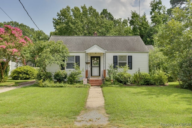 view of front facade with a front lawn