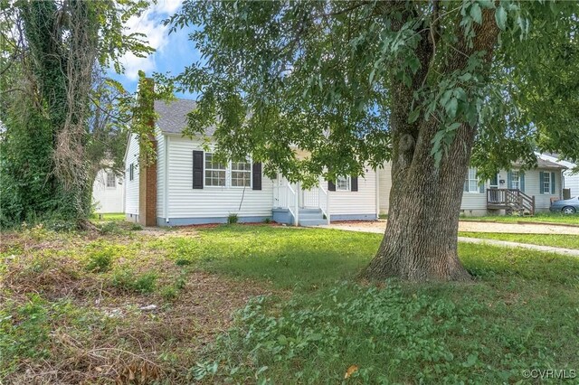 view of front of home featuring a front lawn