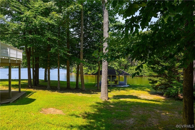 view of yard featuring a water view