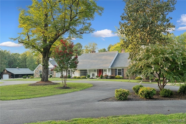 view of front of house featuring a front lawn