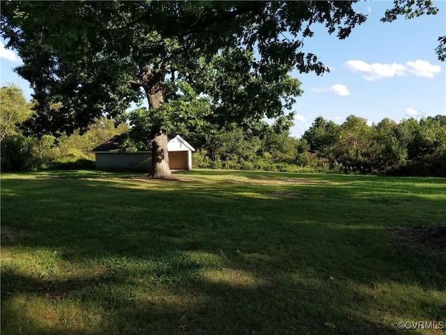 view of yard with an outbuilding