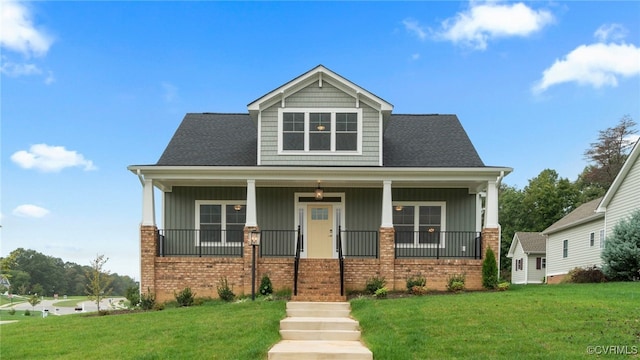 craftsman house featuring covered porch and a front lawn