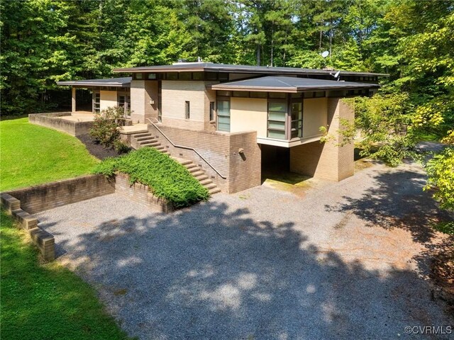 prairie-style house featuring a front yard