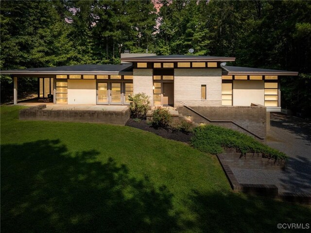 exterior space featuring a front yard