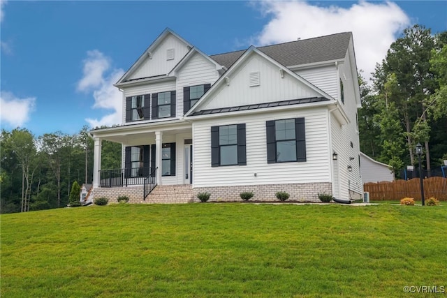 view of front of property featuring a porch and a front yard