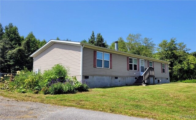 manufactured / mobile home with a front yard