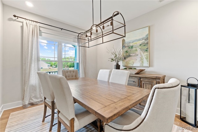 dining area featuring recessed lighting, light wood-type flooring, and baseboards