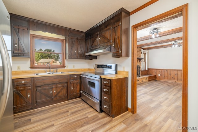 kitchen with crown molding, a textured ceiling, sink, appliances with stainless steel finishes, and light hardwood / wood-style floors