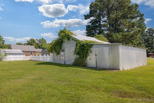 view of yard with an outdoor structure