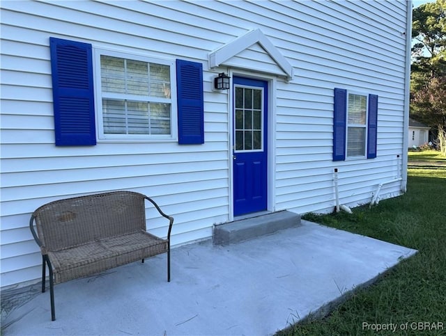 entrance to property featuring a yard