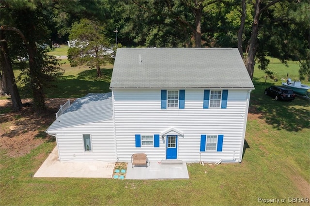 view of front of property featuring a patio and a front yard