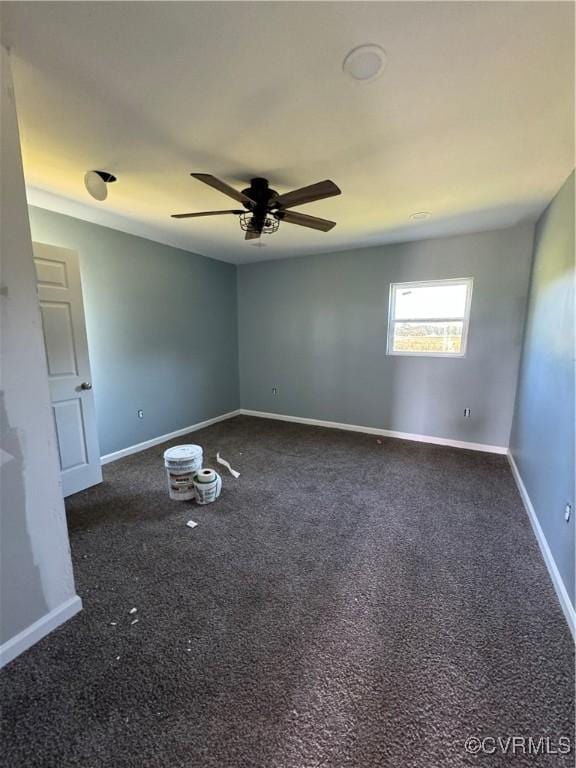 carpeted empty room featuring ceiling fan