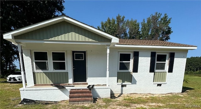 view of front of house with a front lawn