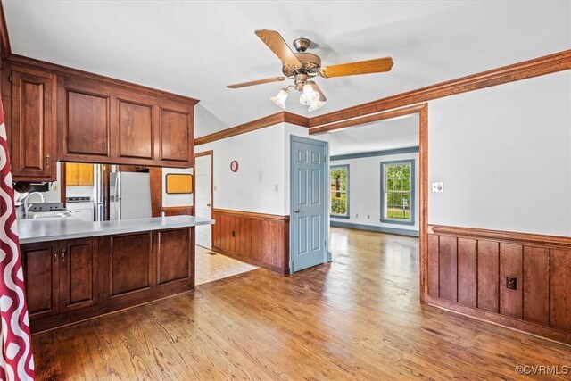 kitchen featuring hardwood / wood-style floors, white fridge, kitchen peninsula, sink, and ceiling fan