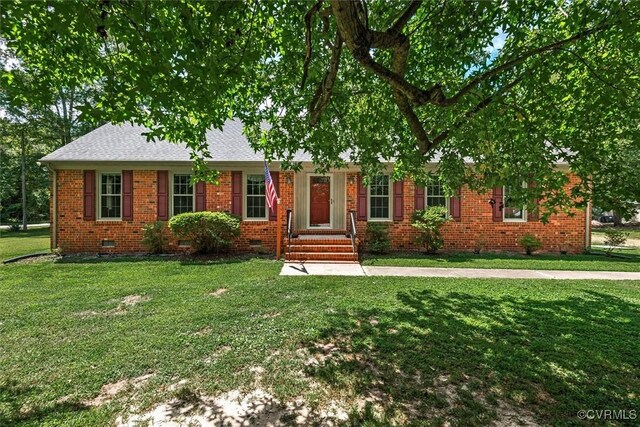 view of front of home featuring a front lawn