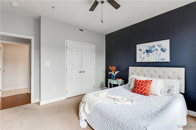 bedroom featuring carpet flooring, ceiling fan, and a closet