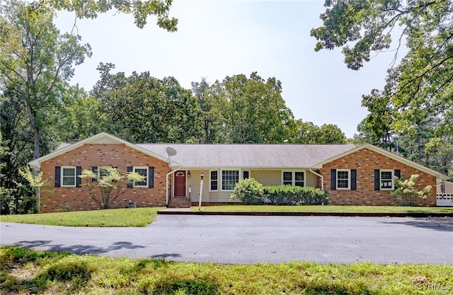 single story home featuring a front lawn