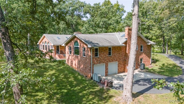 view of front facade featuring a garage and a front yard