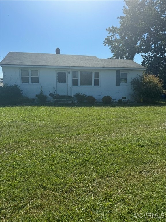 ranch-style home featuring a front lawn