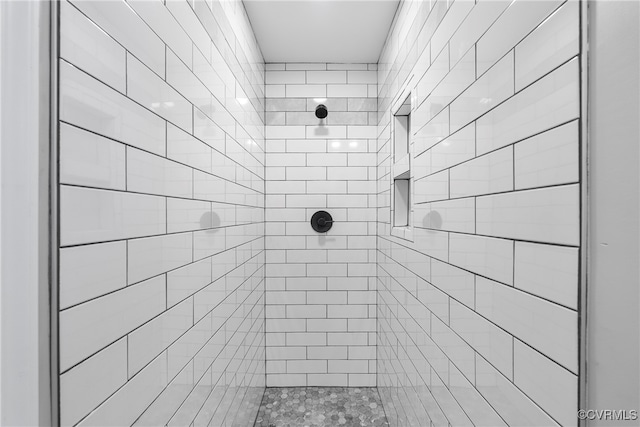 bathroom featuring tiled shower