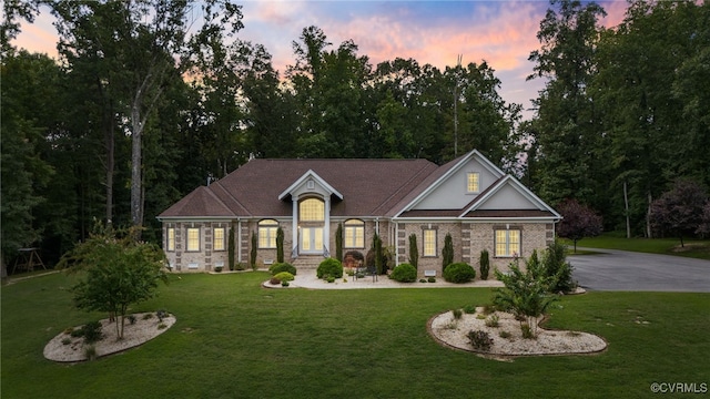 view of front facade with a lawn