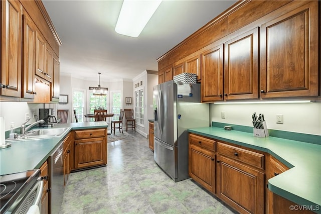 kitchen featuring sink, crown molding, hanging light fixtures, stainless steel appliances, and kitchen peninsula