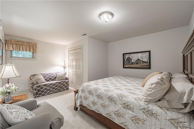 bedroom featuring carpet flooring and a closet