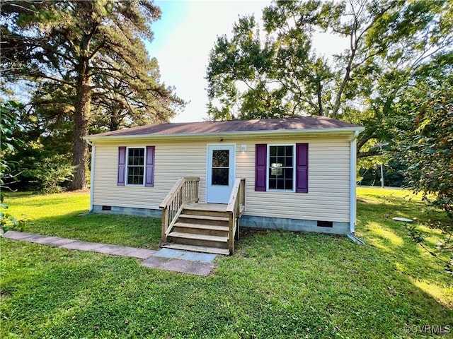 view of front facade featuring a front lawn